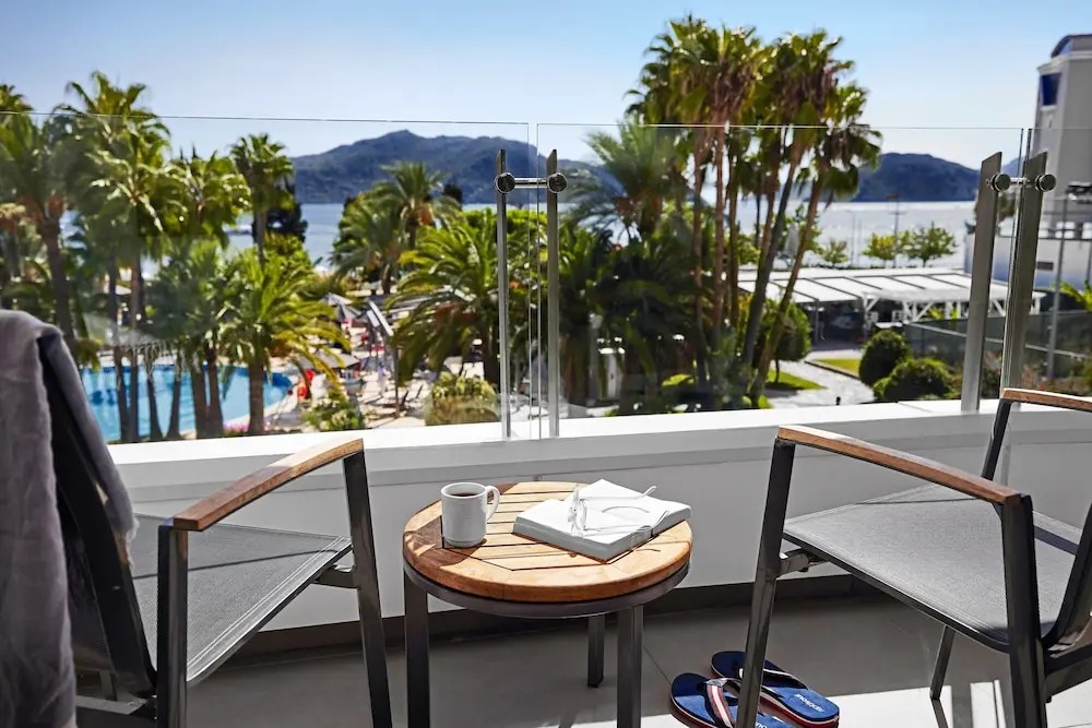 هتل تی یو آی بلو گرند آزور